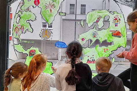 Caritas Herne Buntes Kunstwerk Auf Dem Schaufenster Des Caritas