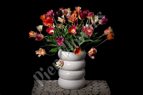 Zijde Bloemen Kunstbloemen Arrangement Mat Witte Chubby Pot Polspotten