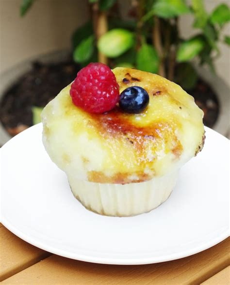 Creme Brulee Cupcake Mia S Bakery Brooklyn