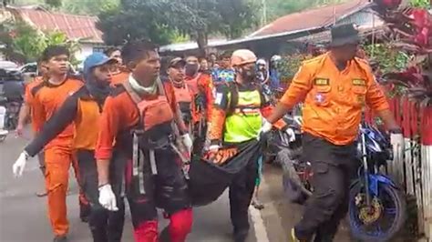 Proses Evakuasi Bocah Korban Tenggelam Di Sungai Toraja Utara