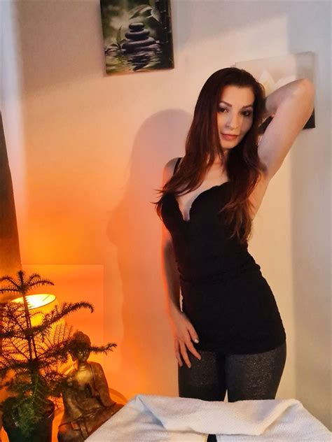 Tantra Masseurin Mia Sinnliche Massage mit Magischen Hände Massage 123