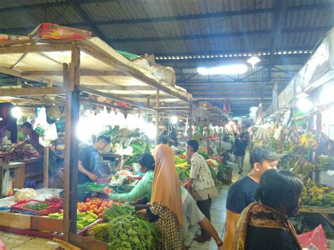 Kegiatan Transaksi Jual Beli Di Pasar Tradisional