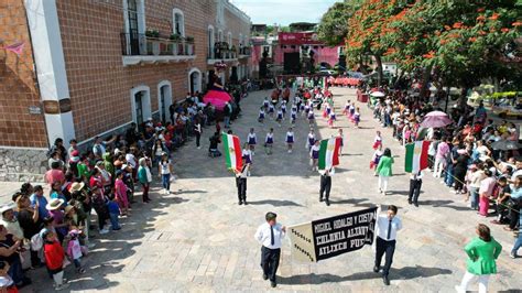 Encabeza Ariadna Ayala Desfile C Vico Militar Por El Aniversario De