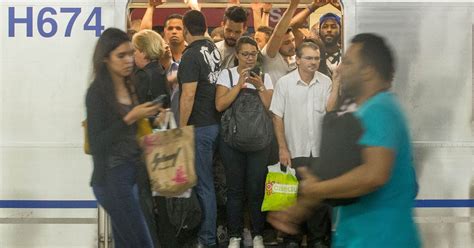 Usu Rios Do Metr De Sp Criam Estrat Gias Contra Lota O E Furtos Estad O