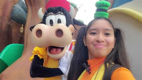 I As Goofina Take A Selfie Of Me With Clarabelle Cow In Toontown 2024 Youtube