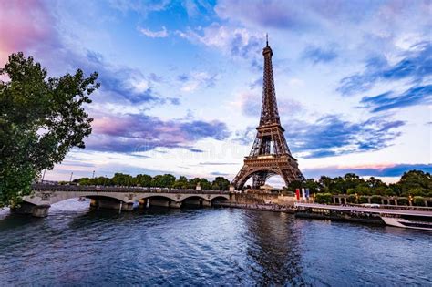 Vista Panorámica De La Torre Eiffel Pont Dlena Y Del Río Seine En París