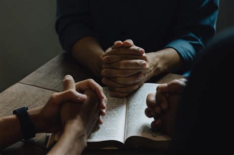 Cristãos e conceito de estudo da bíblia cristãos deram as mãos uns aos