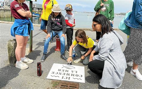 Roscoff Les Pochoirs Ici Commence La Mer Pour Dissuader De Jeter