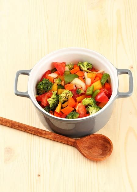 Estofado De Verduras En Olla Gris Sobre Fondo De Madera Foto Premium