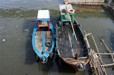 Retrato De Barcos De Pesca Tradicionales En Un R O Sucio Foto Premium