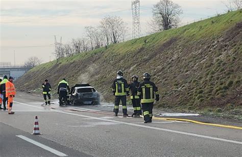 Auto Distrutta Dalle Fiamme In Tangenziale Traffico Rallentato