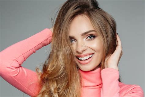 Retrato Del Estudio De Una Muchacha Hermosa Alegre Con El Pelo Ondulado