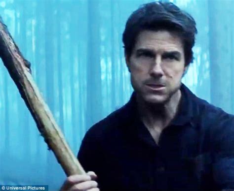 Tom Cruise Fights Undead Princess In New The Mummy Trailer Daily Mail