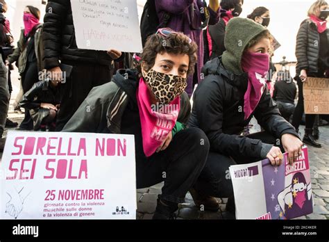 Activistas Del Movimiento Feminista Italiano Non Una Di Meno En Una