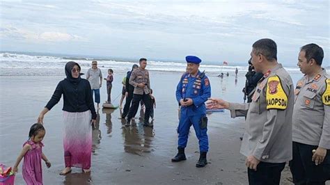 Wisatawan Yang Bermain Di Pantai Pangandaran Diminta Matikan Sinyal