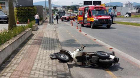 Motociclista Fica Ferido Ap S Colis O Carro No Bairro Itoupava