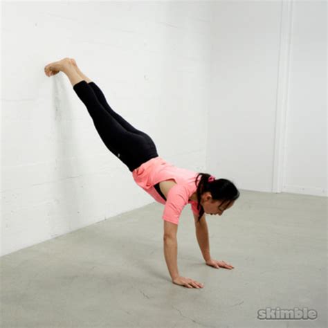 Wall Plank - Exercise How-to - Skimble Workout Trainer