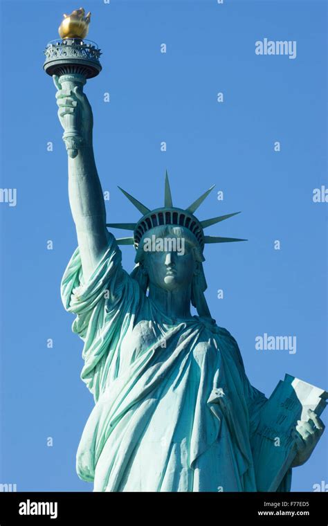 La estatua de la Libertad, Nueva York, Estados Unidos, la estatua de la libertad con el cielo ...