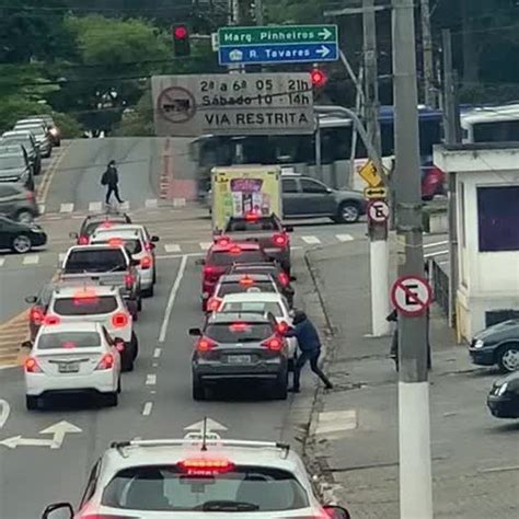 Motorista é Roubado Após Bandido Apontar Arma Em Semáforo Na Zona Oeste De Sp Veja Vídeo São