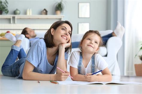 Feliz Madre Sonriente Hija Tendida En Un Piso C Lido Disfrutando De