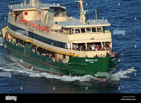 The Sydney to Manly ferry Queenscliff returning to Circular Quay ...