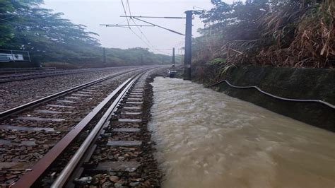 雨炸台鐵！ 路基流失40公尺 3萬旅客延誤1小時｜四季線上4gtv