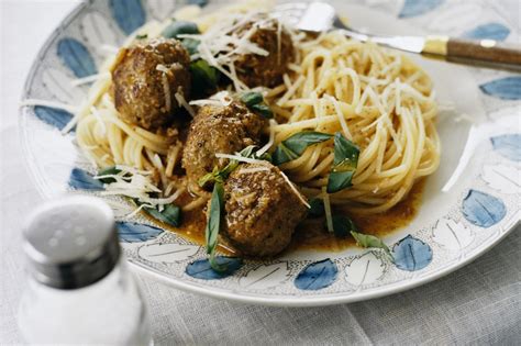 Pestokryddade kalvfärsbullar med spaghetti Recept Zeta