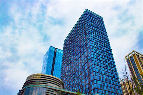 Background Bangunan Tinggi Dan Langit Biru Dan Awan Putih Di Malam Hari