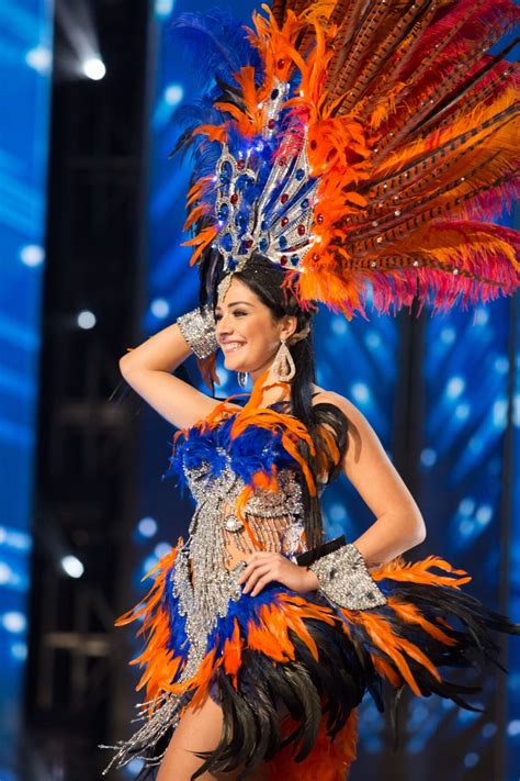 Foto A Miss Malta roupa típica de seu país Martha Fenech