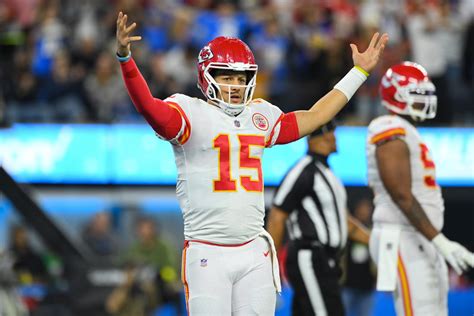 Patrick Mahomes Sets Nfl Record Guides Chiefs To No 1 Seed In Win Against Raiders