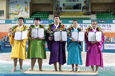 기념촬영하는 전국씨름왕선발대회 우승자들 연합뉴스