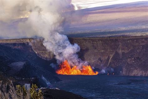 Stunning photos show lava erupting from Hawaii's Kilauea volcano ...