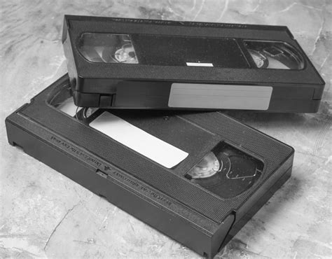 Cassettes Vidéo Vhs Rétro Des Années 80 Sur Béton Photo Premium