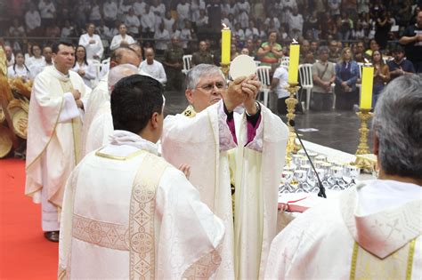 Sabiazinho recebe milhares de fiéis na solenidade de Corpus Christi