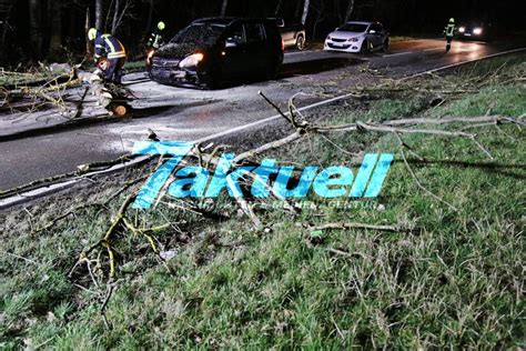 Baum stürzt auf fahrenden PKW Feuerwehr im Sturmeinsatz 7aktuell de