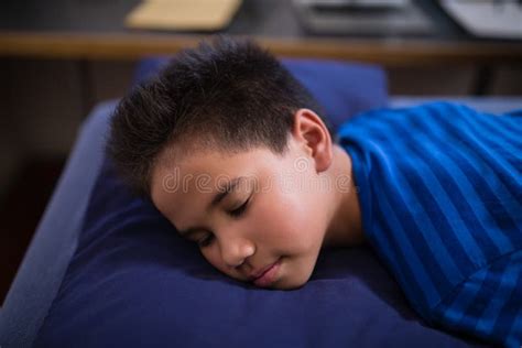 Punto Di Vista Dell Angolo Alto Del Ragazzo Che Dorme Sul Letto