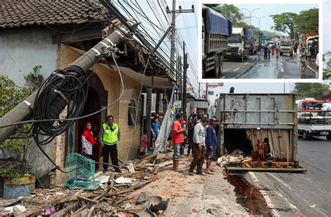 Truk Kontainer Muat Tetes Jalan Mundur Saat Diparkir Lalu Hantam Teras