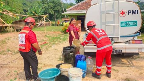 Pmi Salurkan Air Bersih Lewat Mobil Tangki Ke Daerah Terdampak