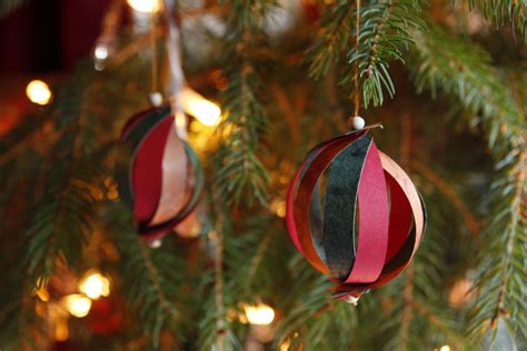 Boules De Noël En Papier Par Martine Vallet Jolies Boules Faciles à Faire En Papier Coloré