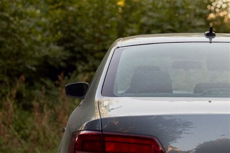 Janela Traseira Do Carro Cinza Estacionado Na Rua Em Um Dia Ensolarado