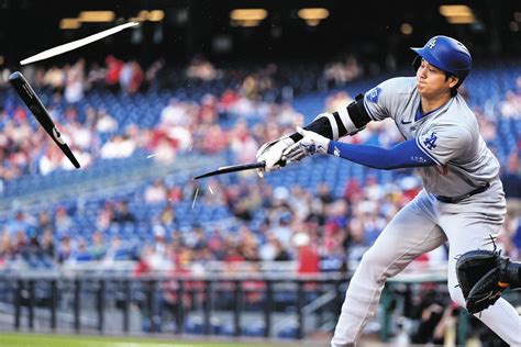 大谷翔平、バットを折られた瞬間【写真】：中日スポーツ・東京中日スポーツ