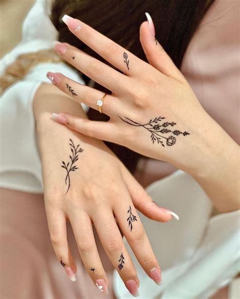 Pin di 𝓡𝓪𝓽𝓲 su H E N N A Tatuaggi con henna Hennè mani Mehndi decor