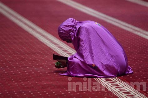 Foto Umat Muslim Ibadah Tadarus Alquran Di Masjid Istiqlal