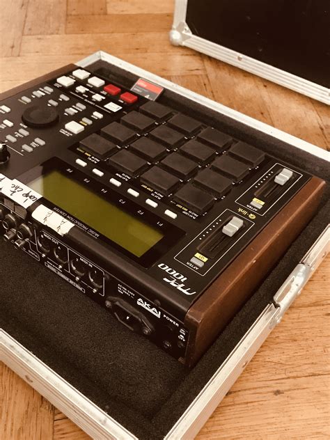 VENDS AKAI MPC 1000 BLACK Région de Bruxelles Capitale Audiofanzine