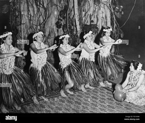 Hawaii Hula Dancers 1938 Nnative Hawaiian Hula Dancers At A Luau