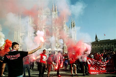 Milan Olympiakos Tifosi Greci In Piazza Duomo Fumogeni E Cori