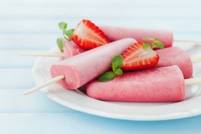 Recette glaces au yaourt à la vanille fraises et crumble Supertoinette