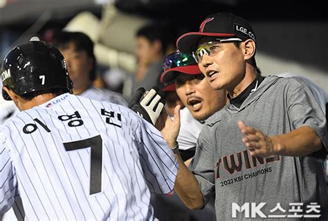 29日午後、ソウル蚕室（チャムシル）野球場で「2024プロ野球」ktウィズとlgツインズの試合が行われた。3回裏1死満塁、lgオースティンの2点適時打で得点した李ヨンビンが廉京 Y（ヨム·ギ