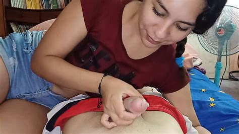 MEINE HEIßE MILF STIEFMUTTER MIT DICKEM ARSCH VERFÜHRT MICH WÄHREND ICH MICH HINGELEGT HABE