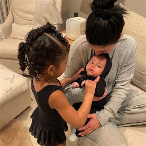 Kylie Jenners New Photos Of Son Aire Have Fans Singing Her Praises Metro News